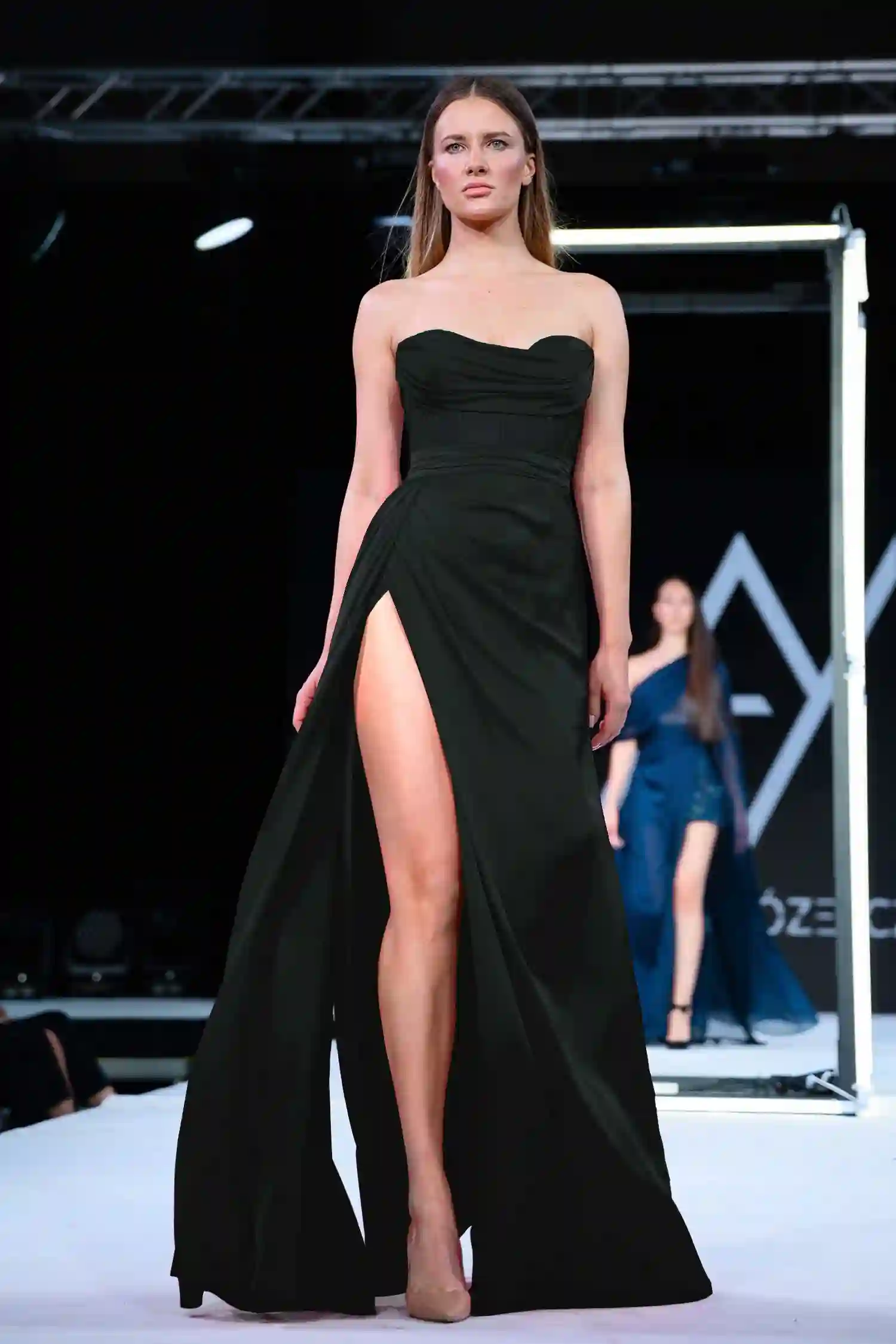 Vestido largo de noche negro con escote y abertura alta en la pierna