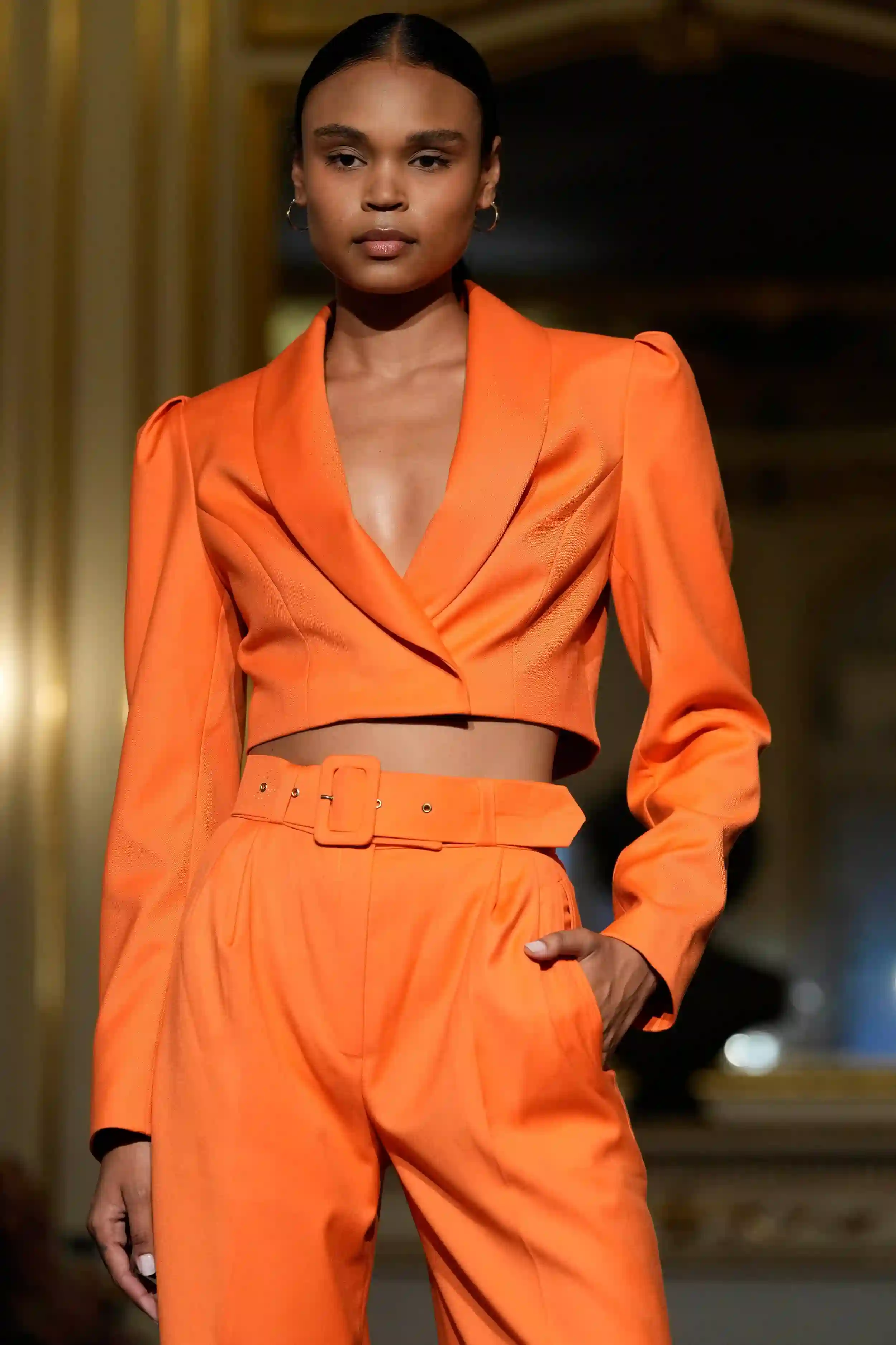 Blazer naranja corta con manga larga y abullonada