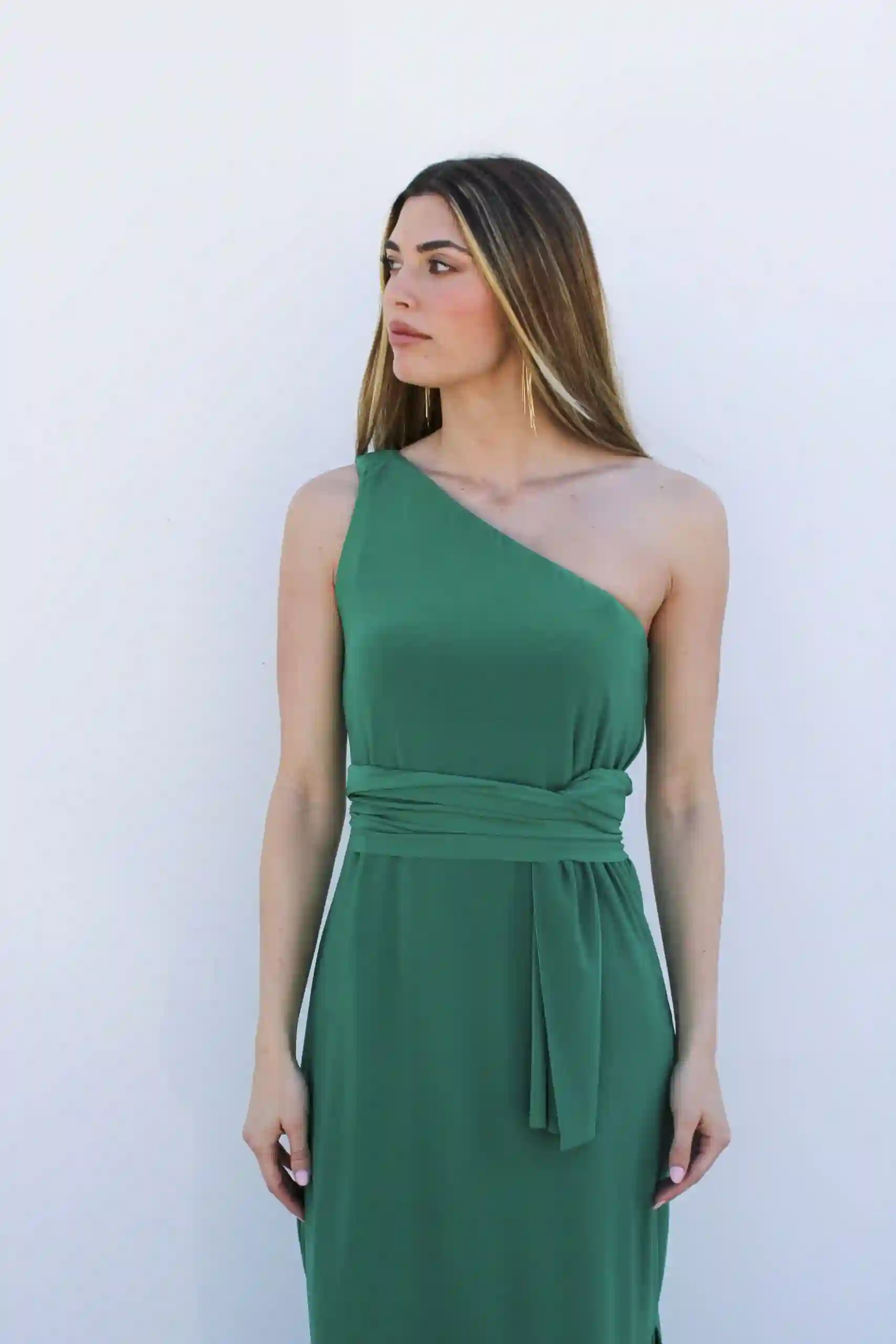 Vestido midi con chal multiposición y escote asimétrico