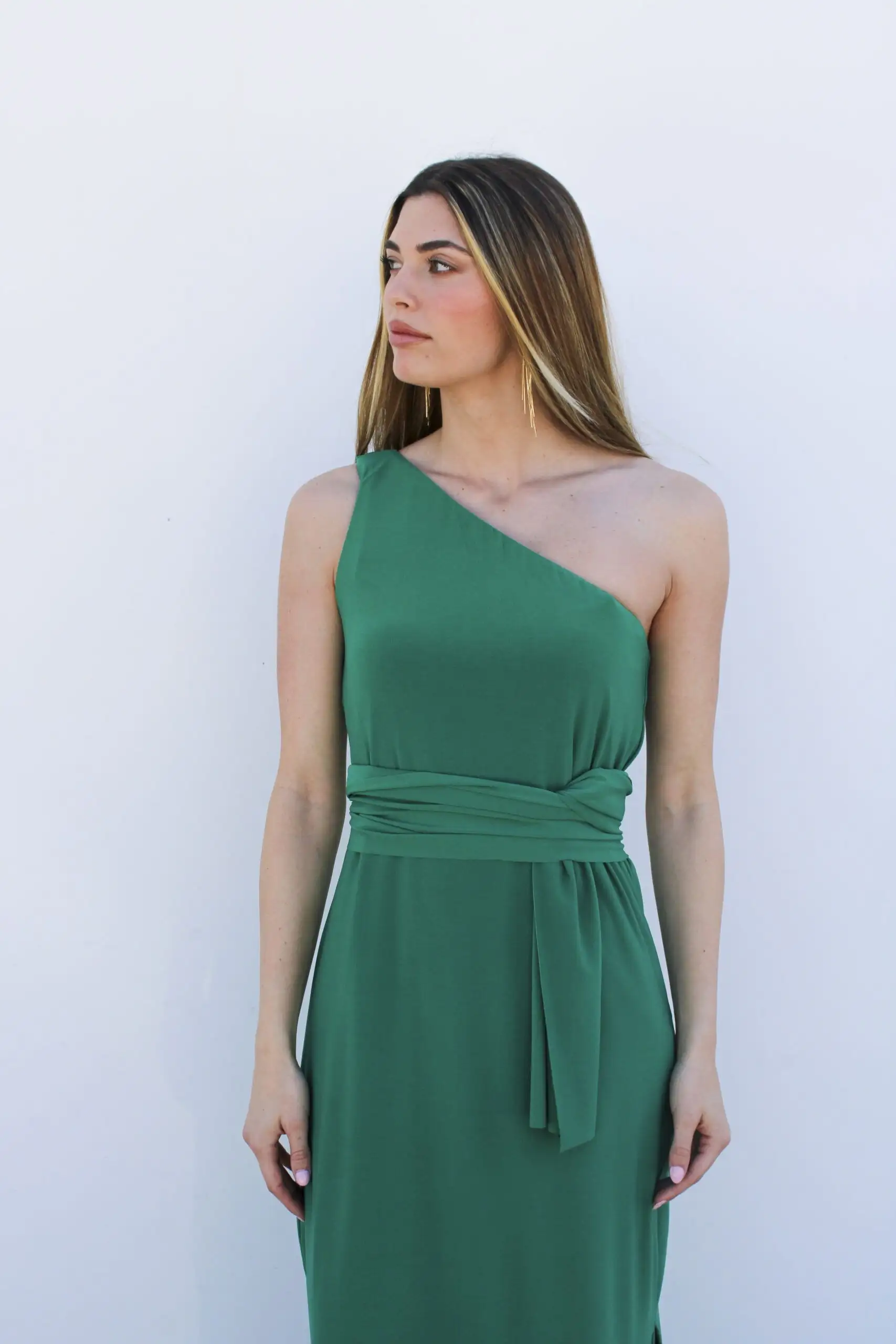 Vestido midi con chal multiposición y escote asimétrico