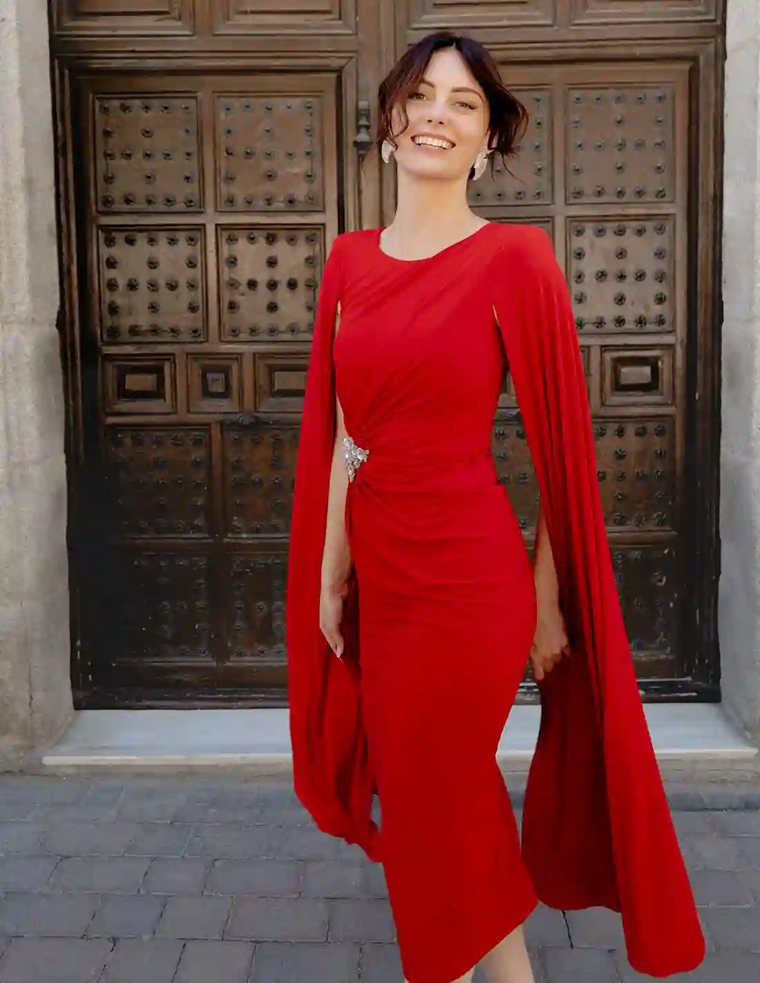 Vestido midi de fiesta con manga larga capa y drapeado en la cintura