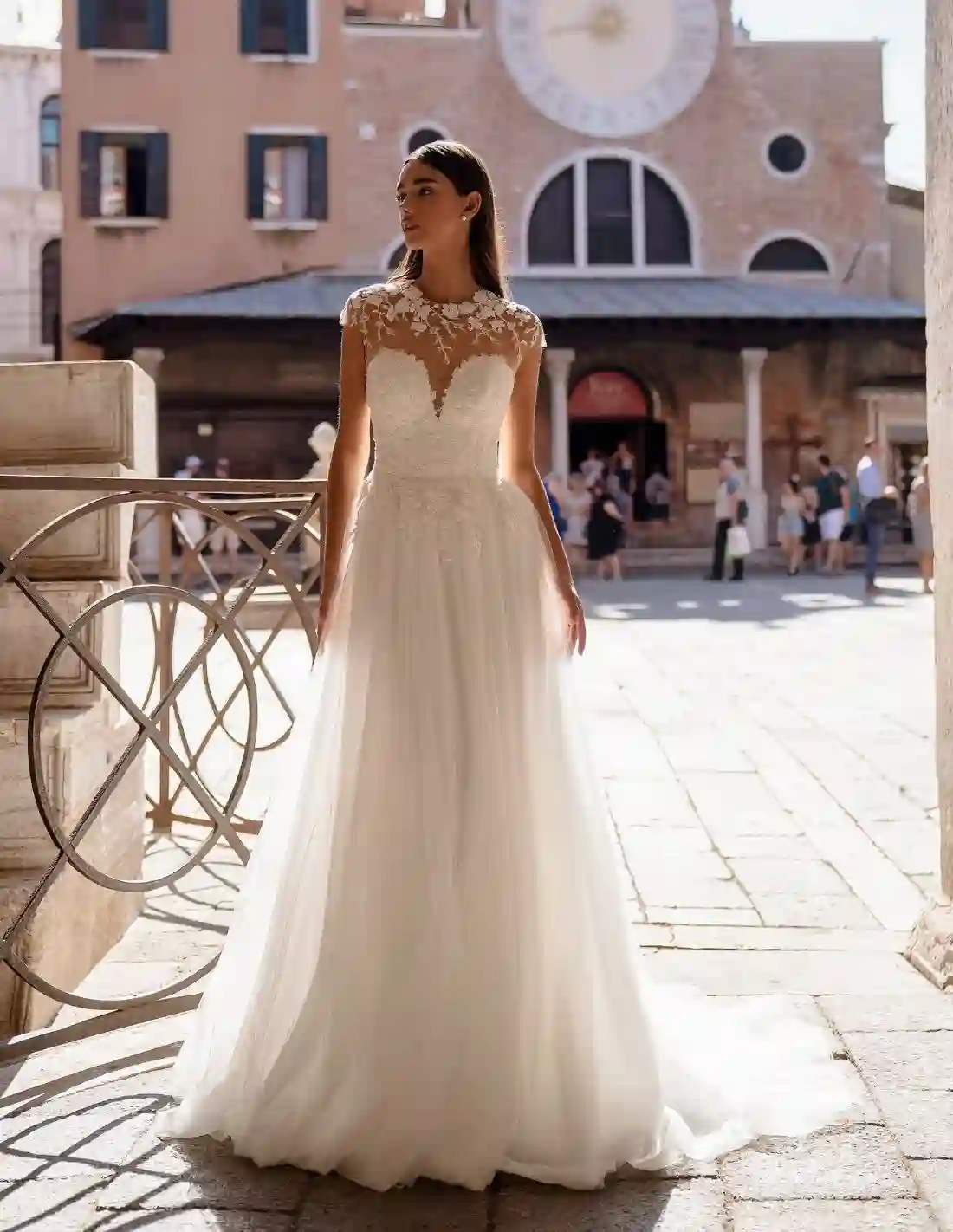 Vestido de novia largo en tul con cuerpo efecto tatuaje bordado