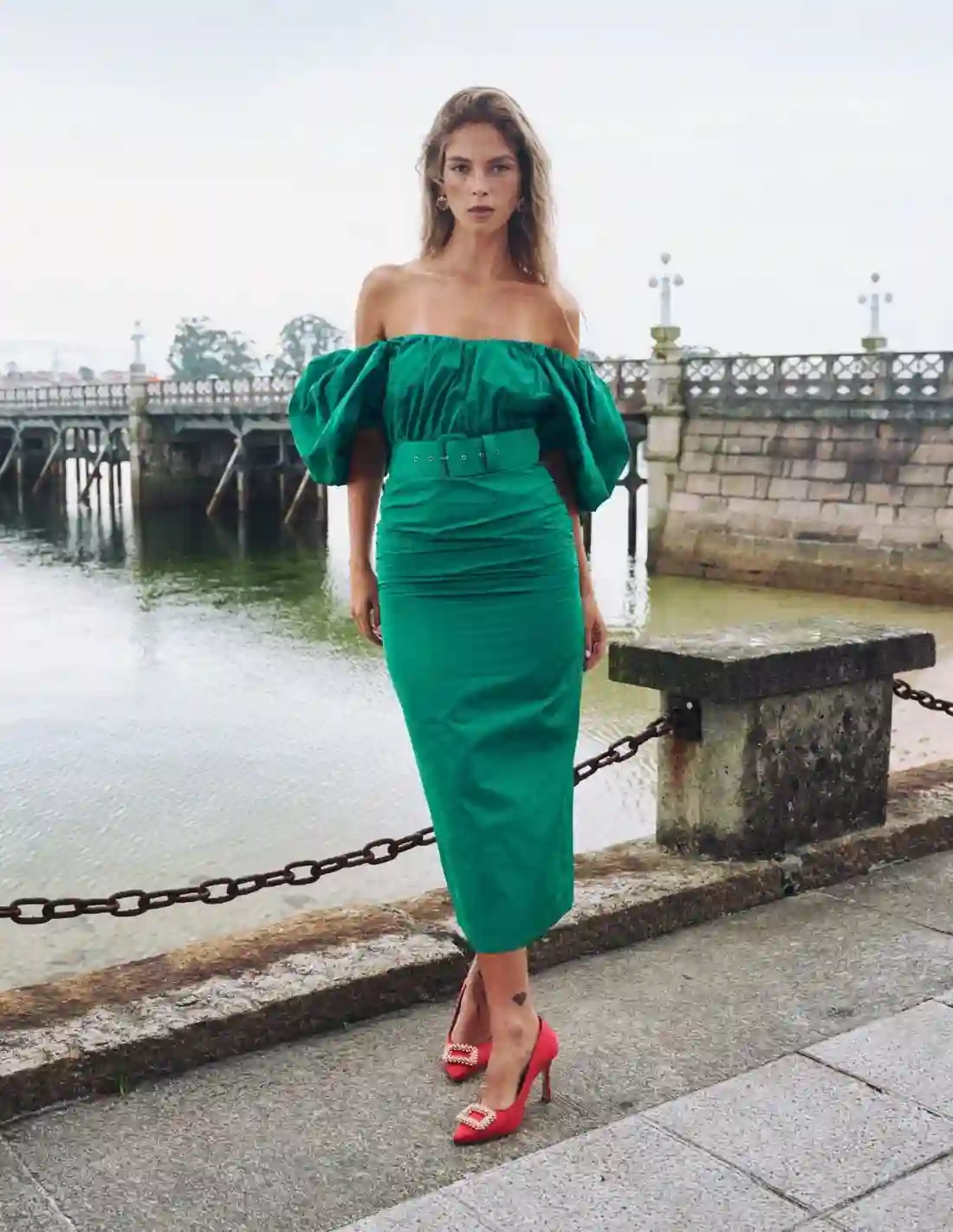 Vestido de fiesta midi con manga globo y cinturón