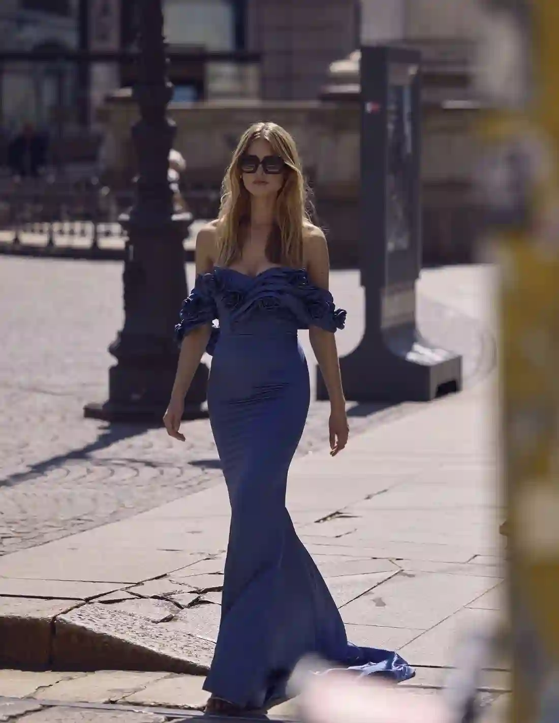 Vestido de fiesta largo azul real con escote bandeau decorado con flores