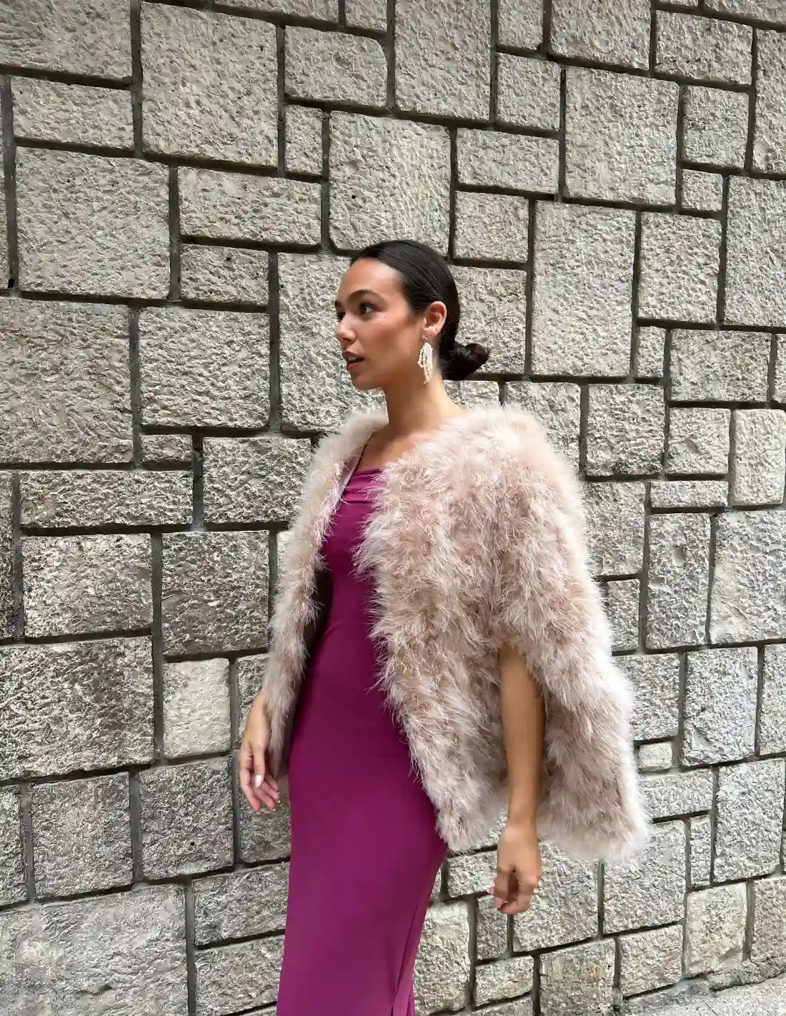 Capa de plumas de avestruz para invitada