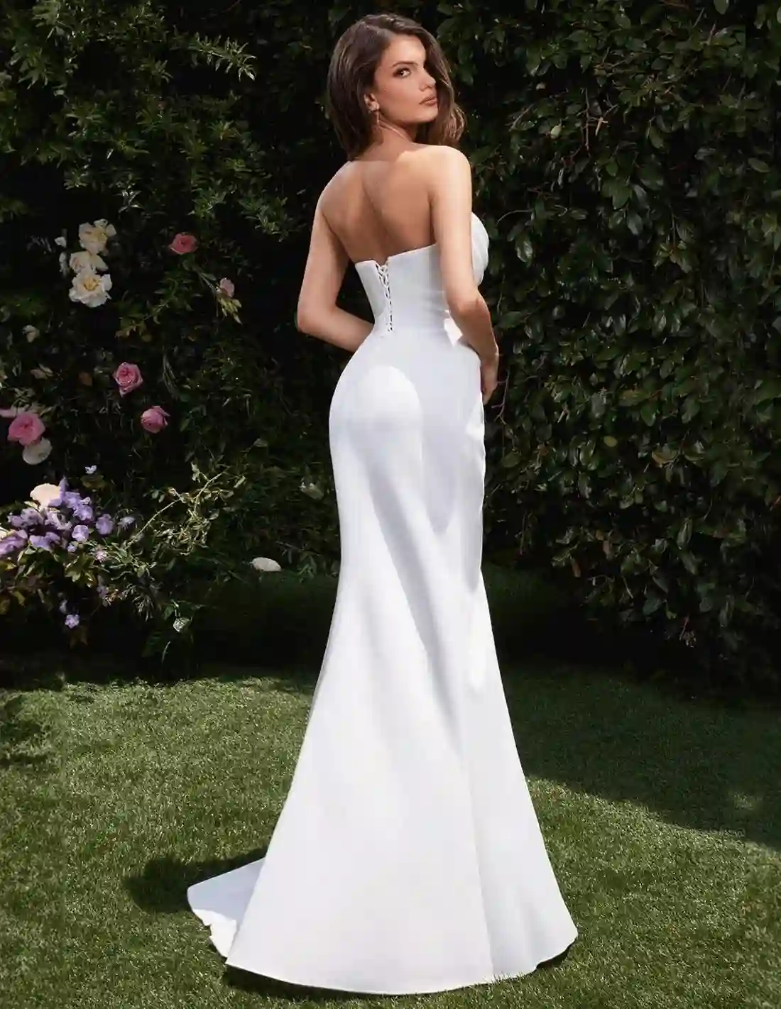 Vestido de novia palabra de honor con corpiño y abertura frontal