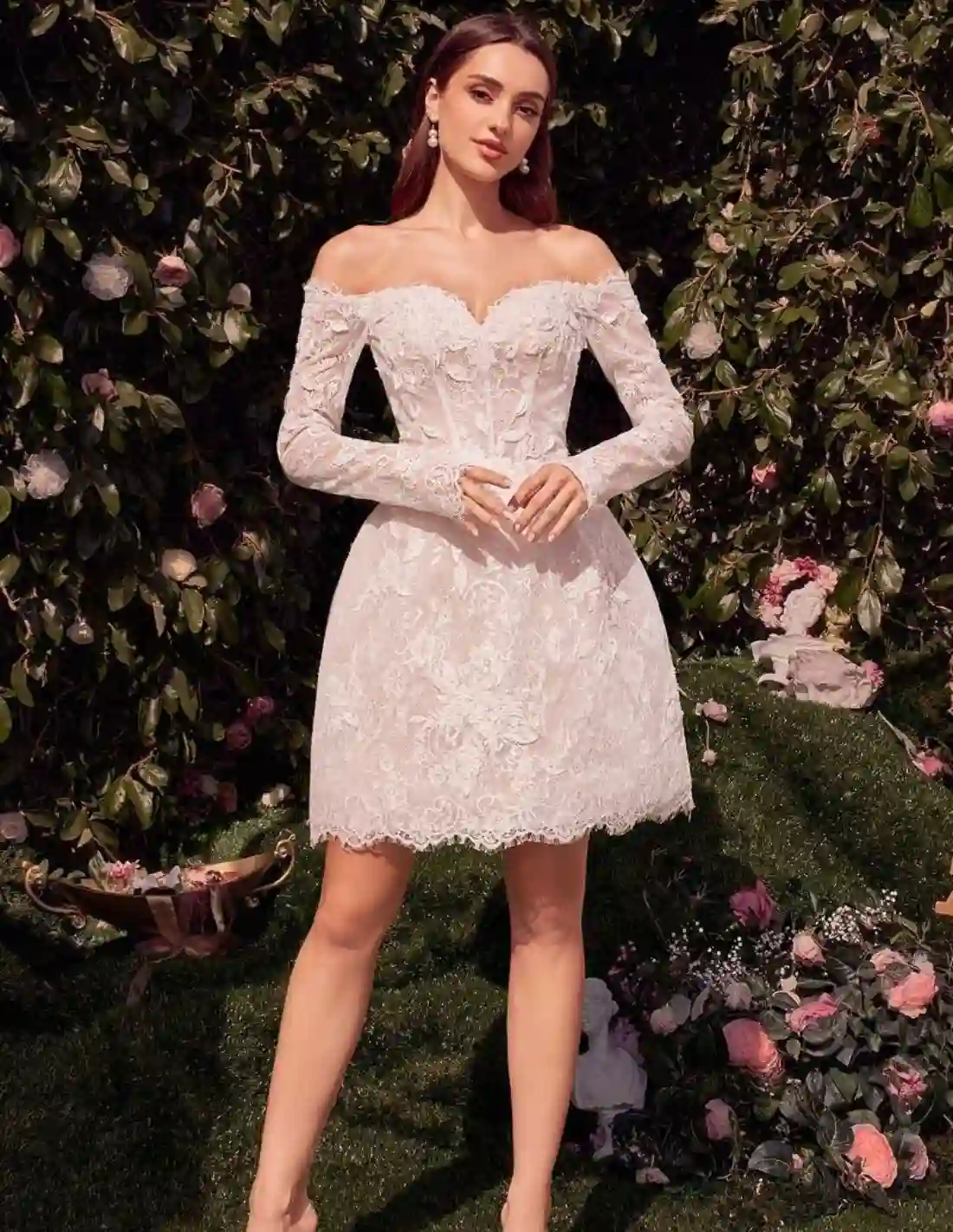 Vestido de novia corto con encaje y manga larga de hombro descubierto