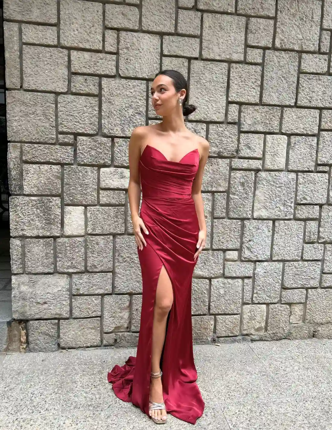 Vestido de fiesta de satén palabra de honor con cuerpo drapeado y abertura frontal
