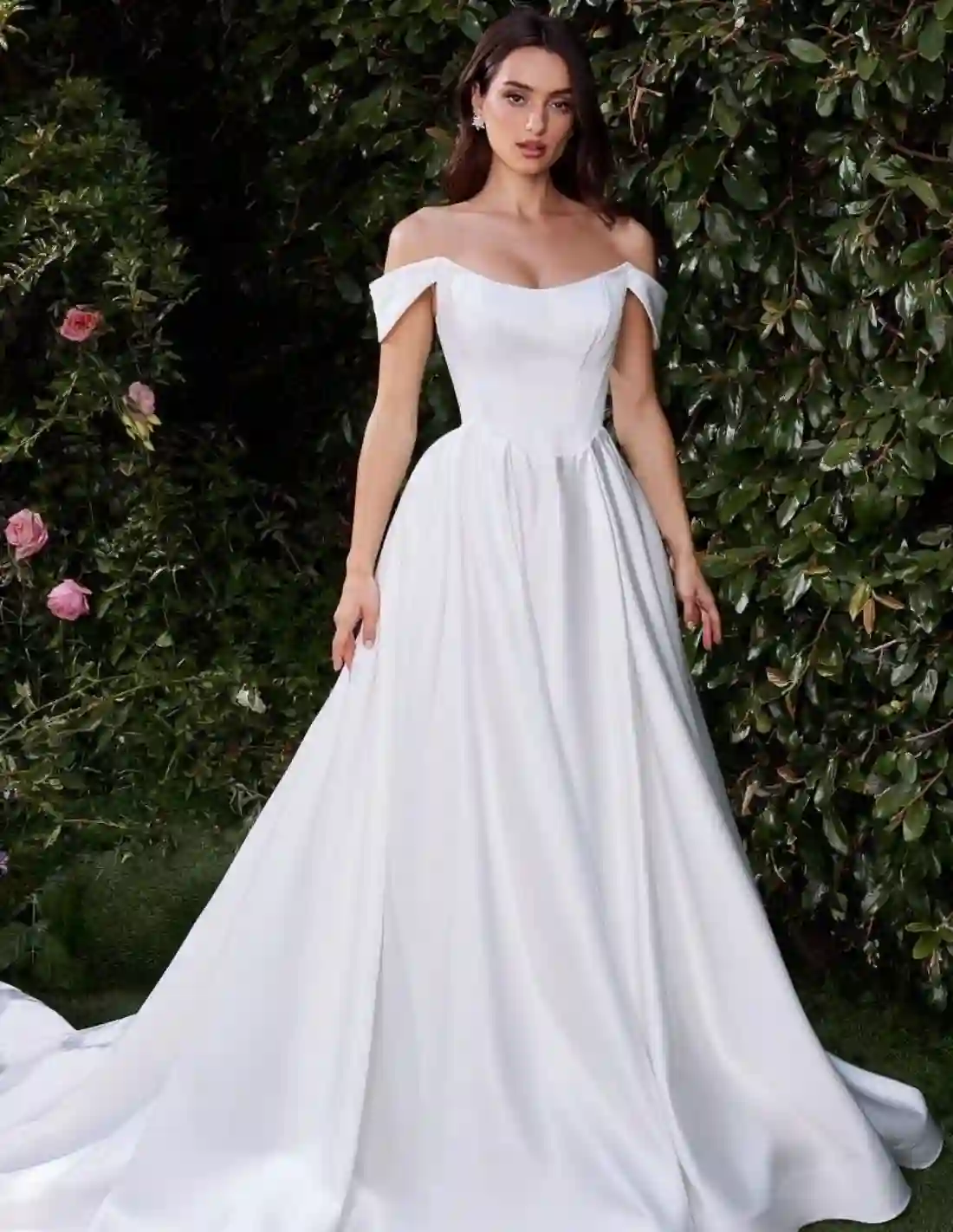 Vestido de novia de satén suave con hombros descubiertos