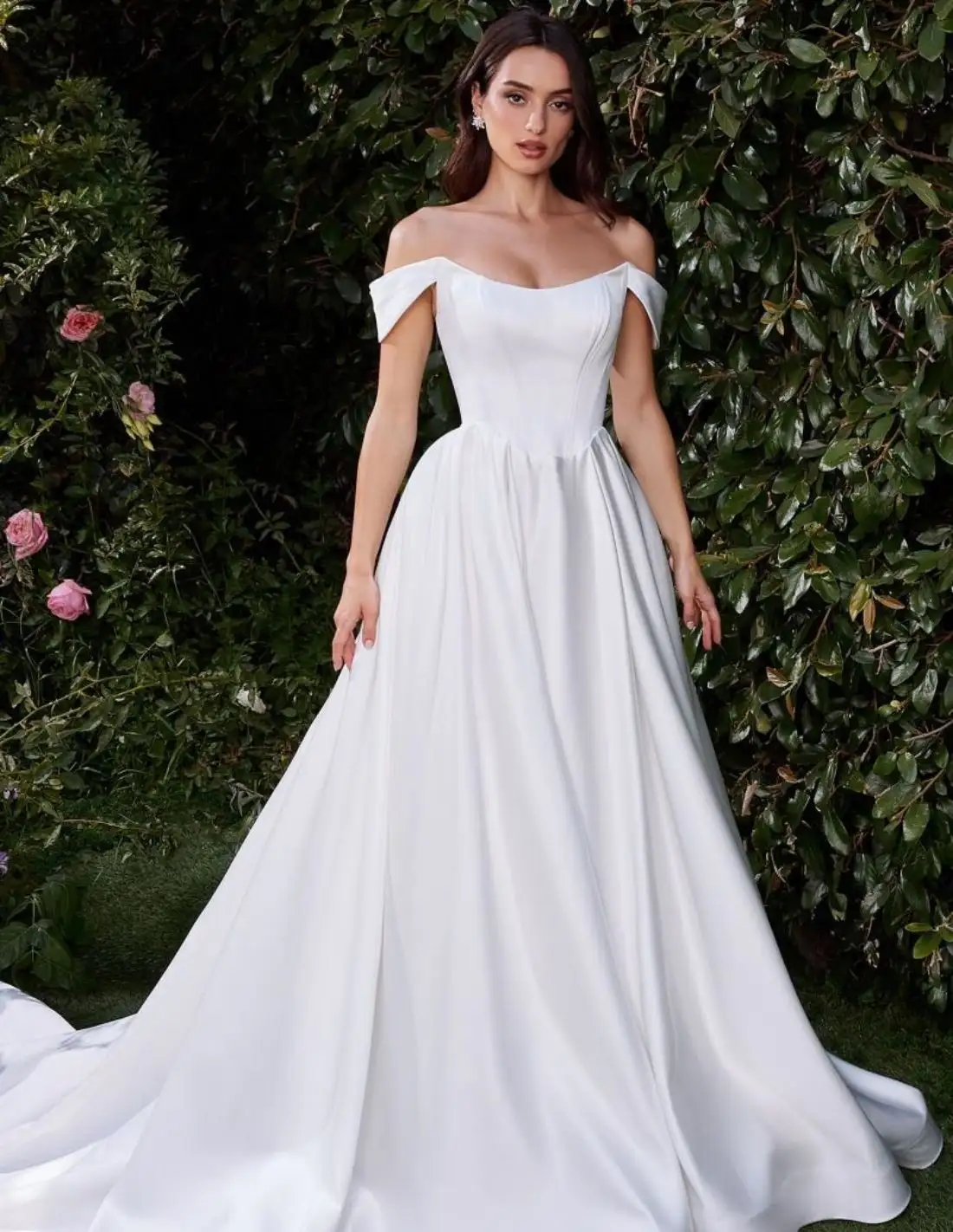 Vestido de novia de satén suave con hombros descubiertos
