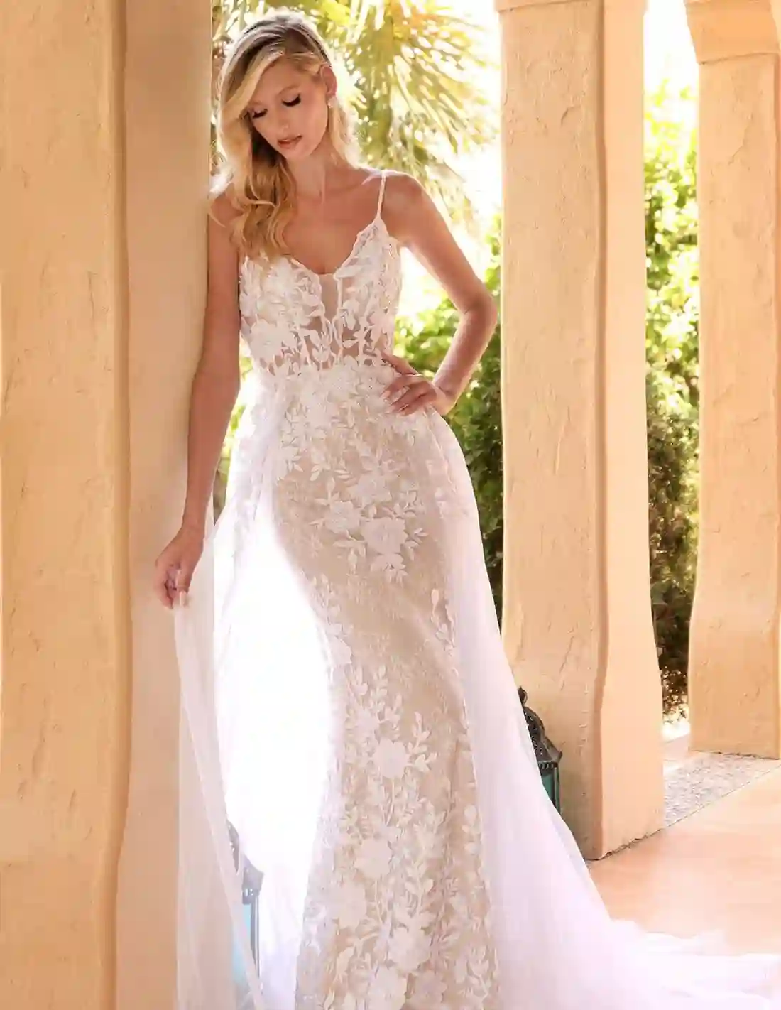 Vestido de novia de tirantes con encaje y sobrefalda