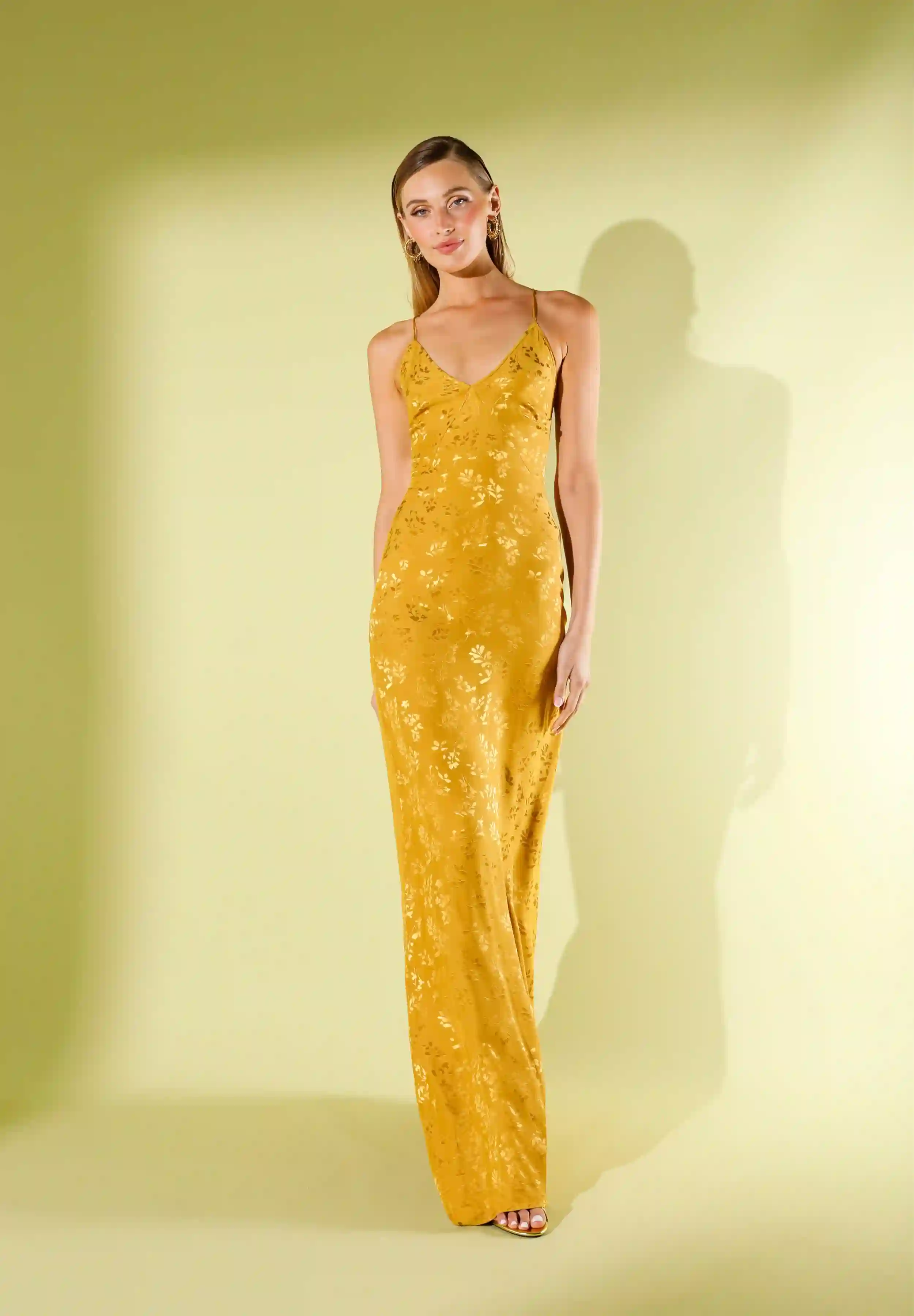 Vestido largo satinado en jacquard mostaza con tirantes