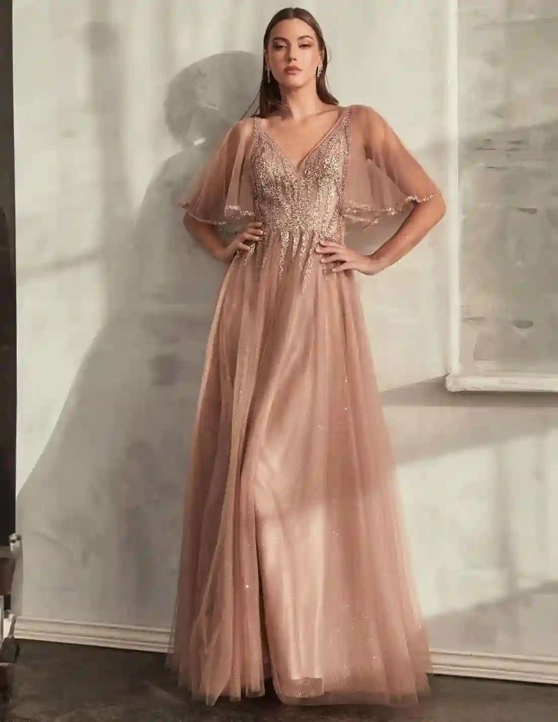 Vestido de fiesta con cuerpo de pedrería en tul brillante