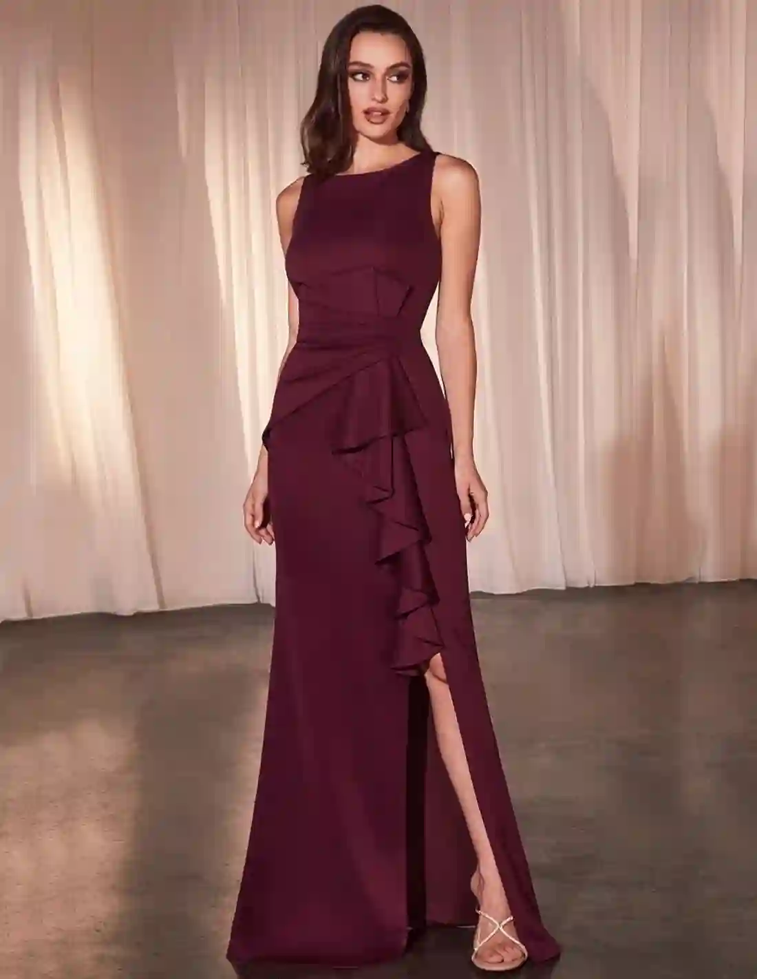 Vestido de fiesta largo de color granate con volante frontal