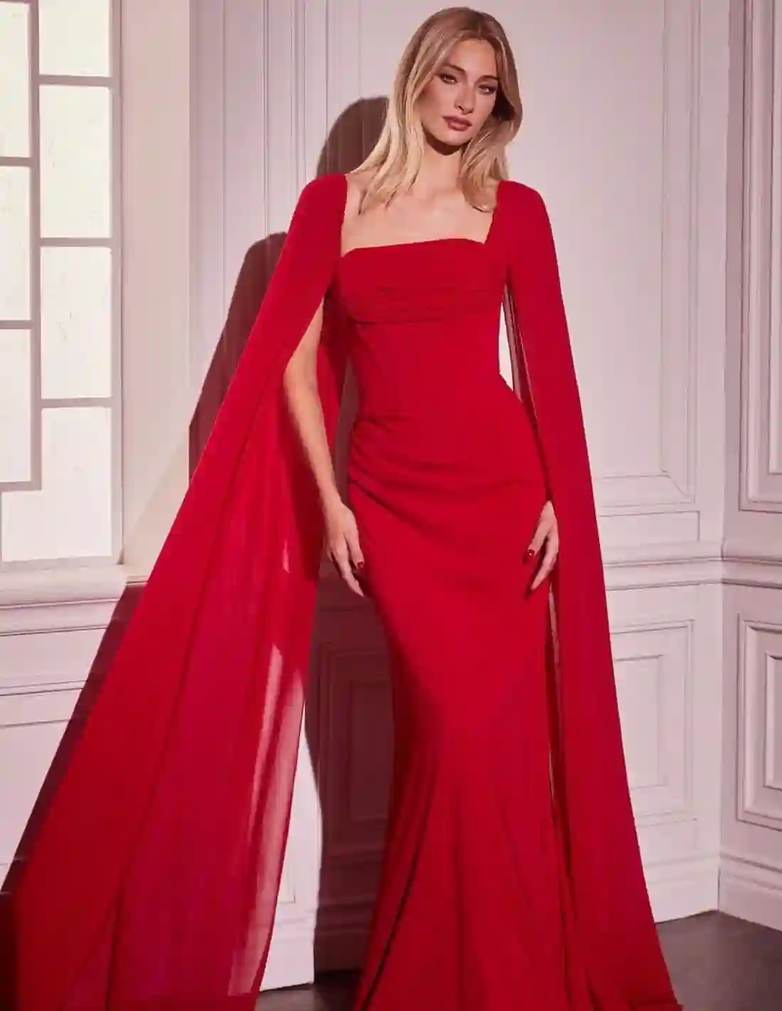 Vestido largo de invitada tipo corpiño y manga capa