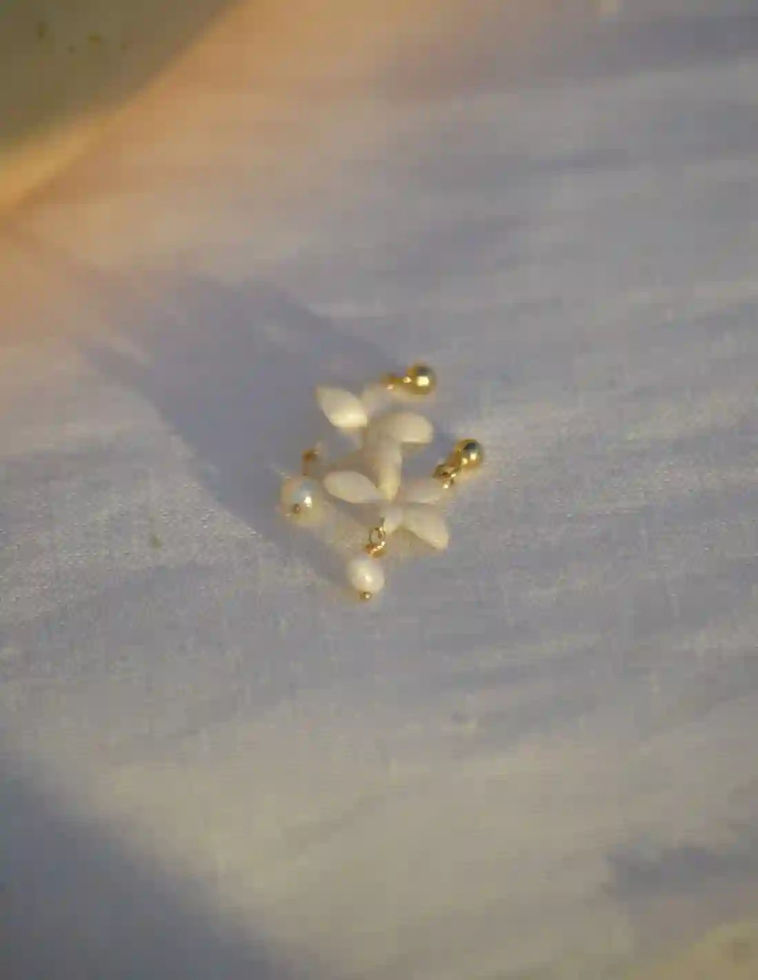 Pendientes para invitadas con detalles en blanco perlado