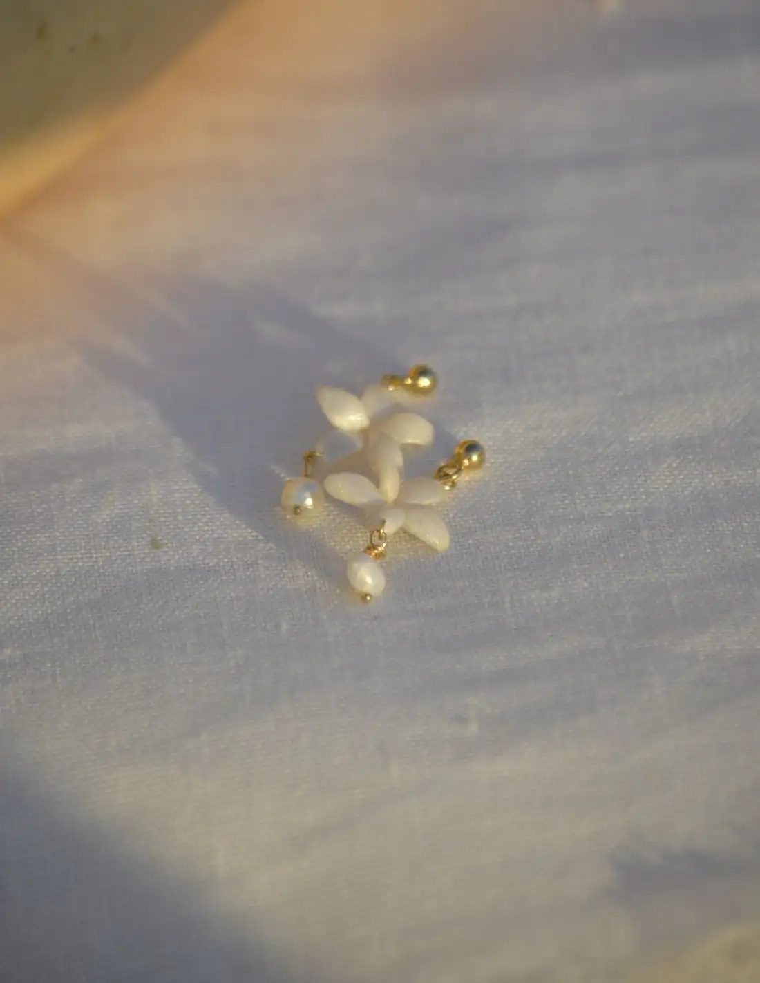 Pendientes para invitadas con detalles en blanco perlado