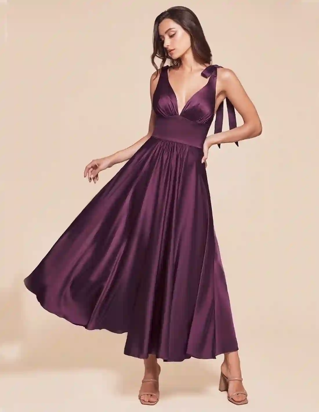 Vestido de fiesta midi de satén con falda de vuelo para invitada