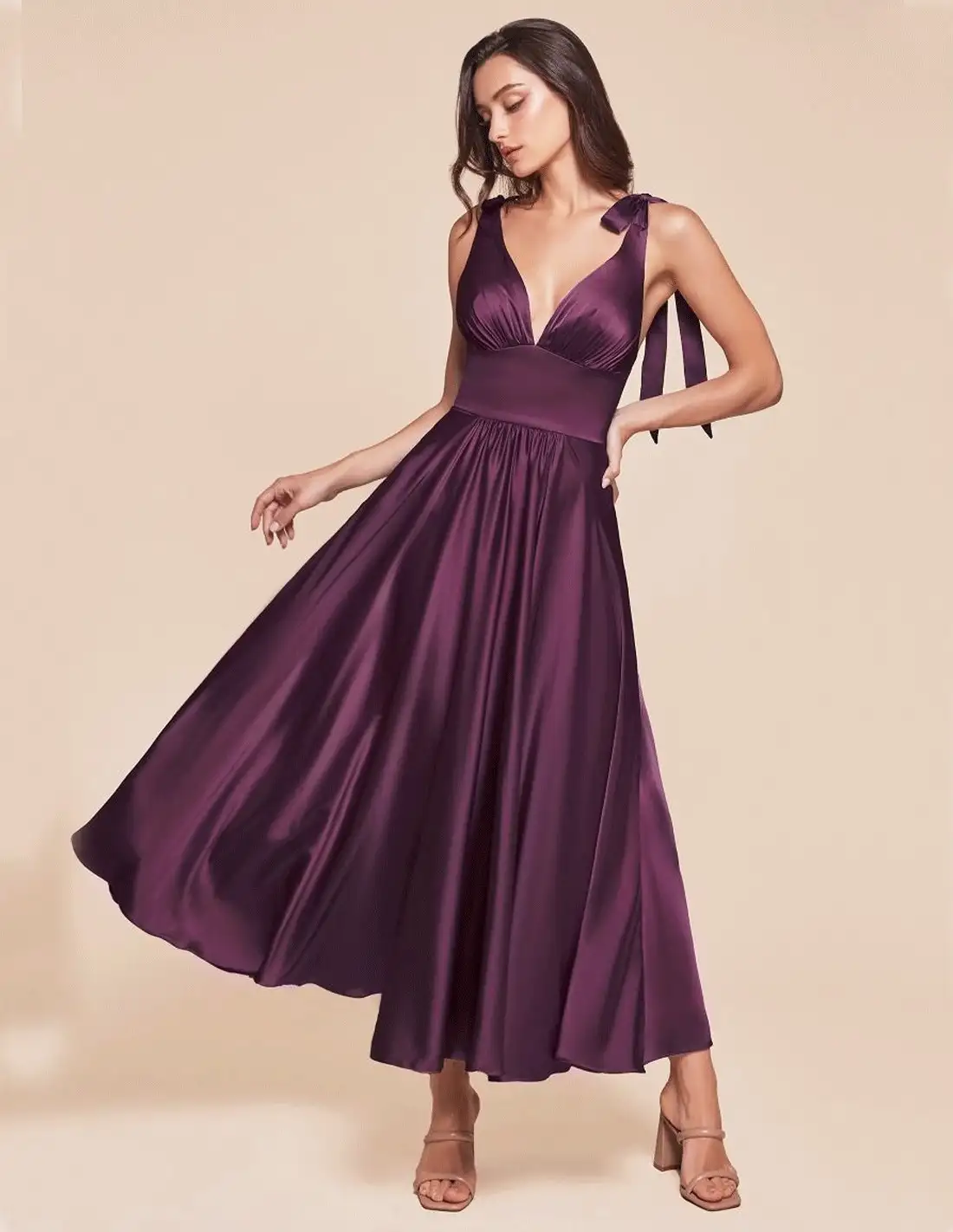 Vestido de fiesta midi de satén con falda de vuelo para invitada