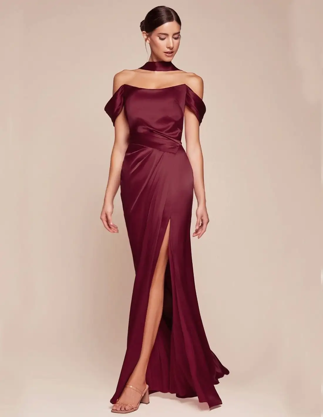Vestido de fiesta largo para invitada con corpiño y manga bandeau caída