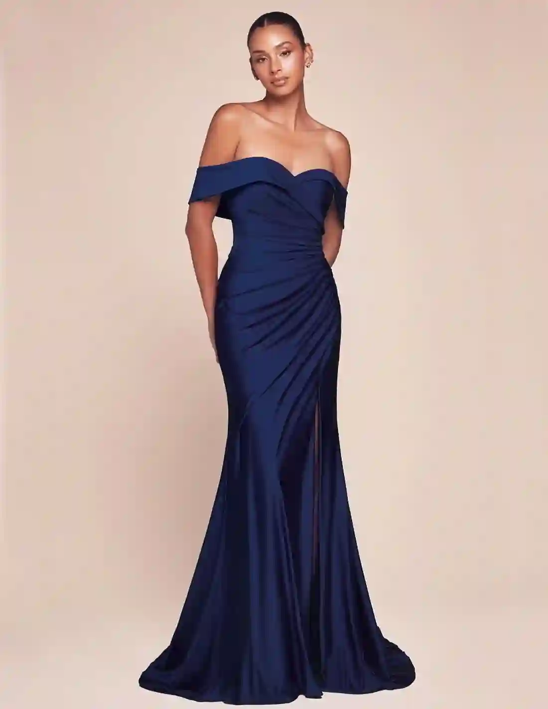 Vestido de fiesta largo en satén con escote bandeau para invitada