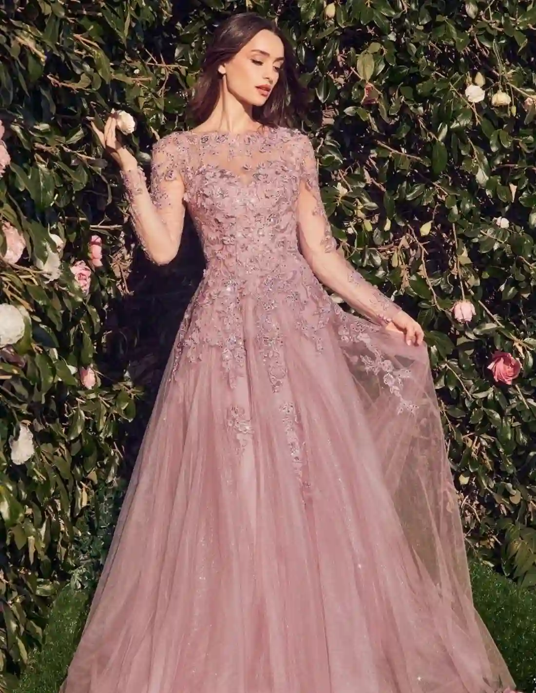 Vestido largo para invitada con cuerpo bordado y falda tul