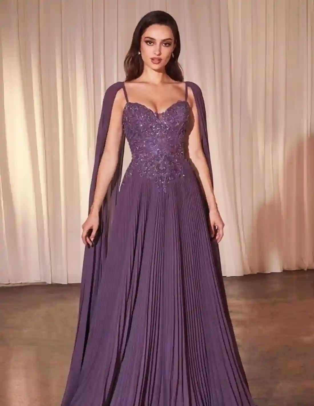 Vestido largo para invitada con cuerpo bordado y falda plisada