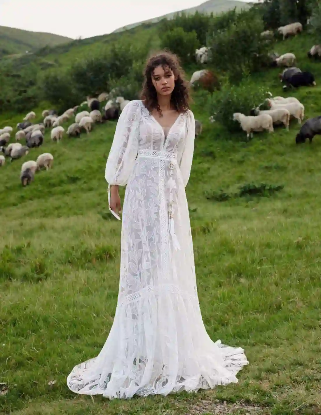 Vestido de novia estilo boho con macramé y encaje
