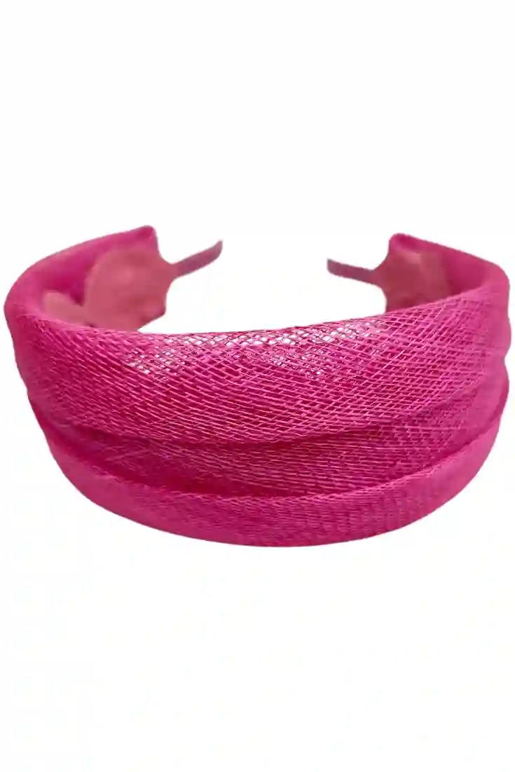Diadema fucsia de rafia para invitadas