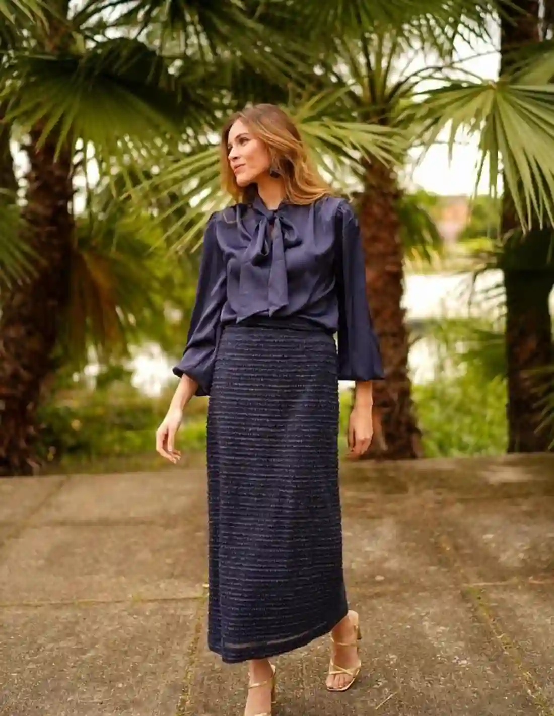 Blusa marino con hombreras y escote pico