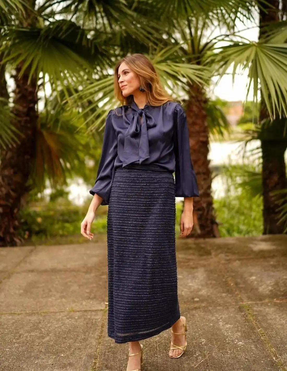 Blusa marino con hombreras y escote pico