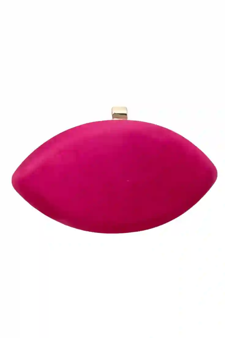 Bolso de fiesta de antelina fucsia con broche dorado