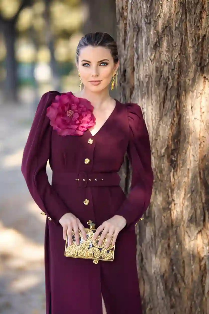Vestido midi desmontable con cinturón y detalle flor