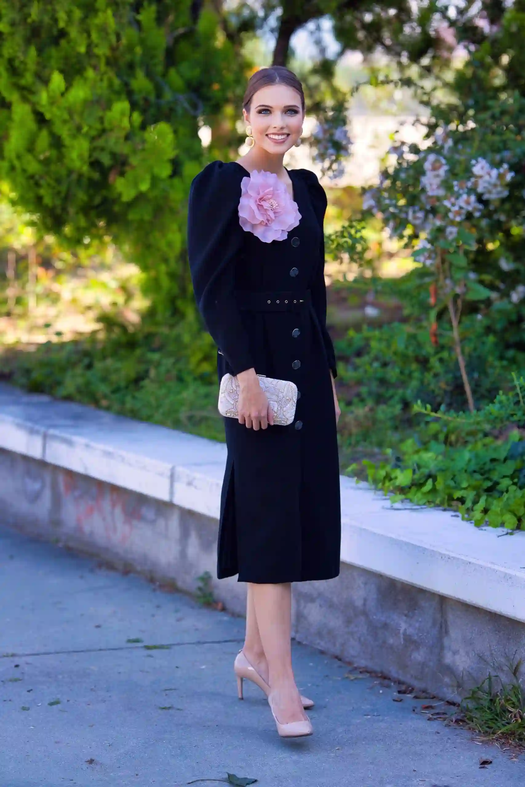 Vestido de fiesta midi con detalle flor para invitada