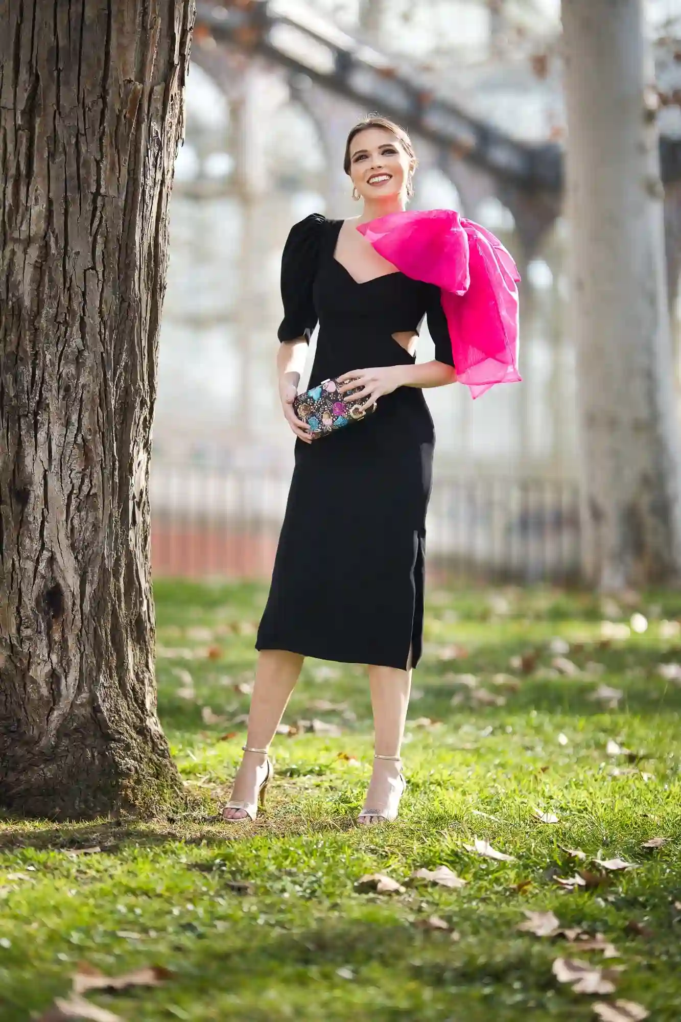 Vestido midi de fiesta con maxi lazo y cut-out