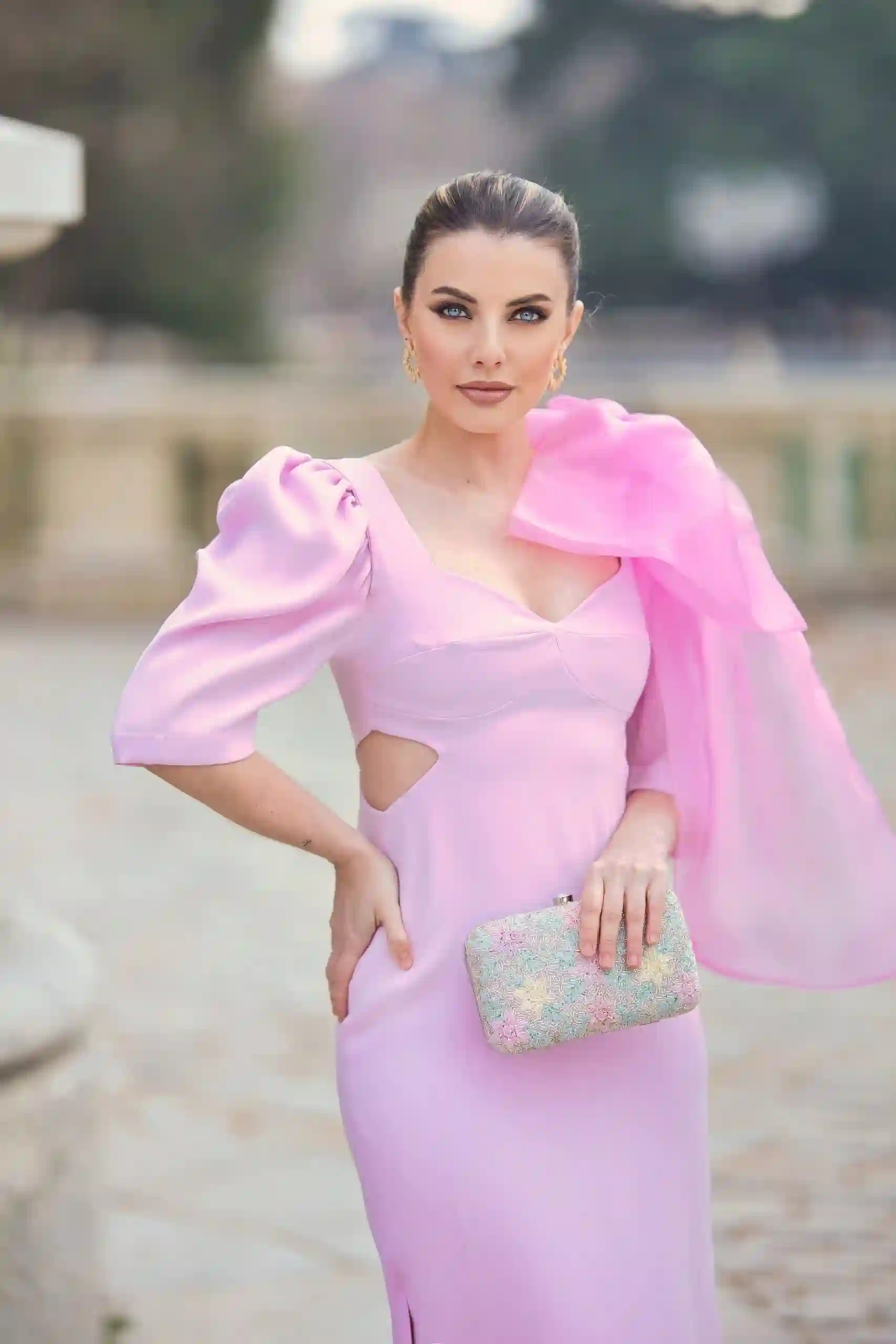 Vestido midi para invitada con cut-out y maxi lazo