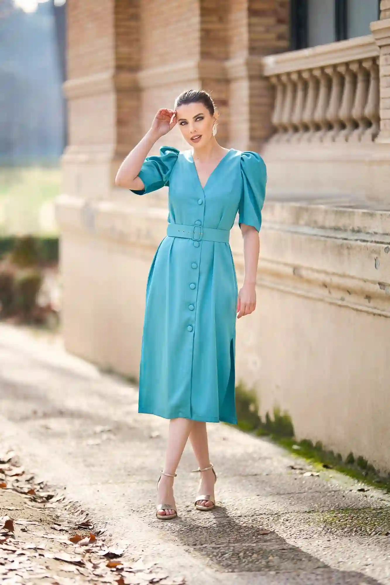 Vestido midi de raso con manga abullonada y cinturón