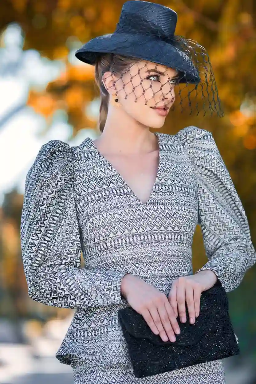 Top para invitada con mangas abullonadas en blanco y negro