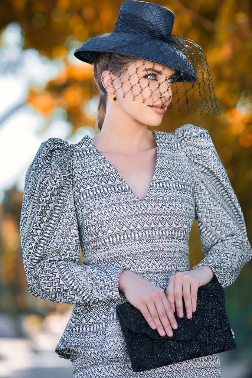 Top para invitada con mangas abullonadas en blanco y negro