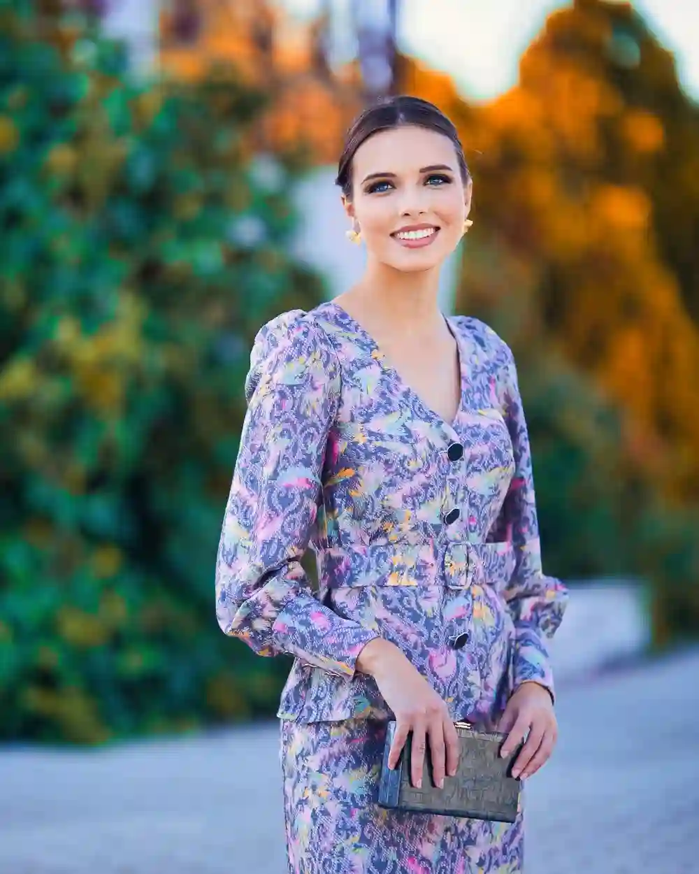 Blusa para invitada estampada con manga abullonada y cinturón