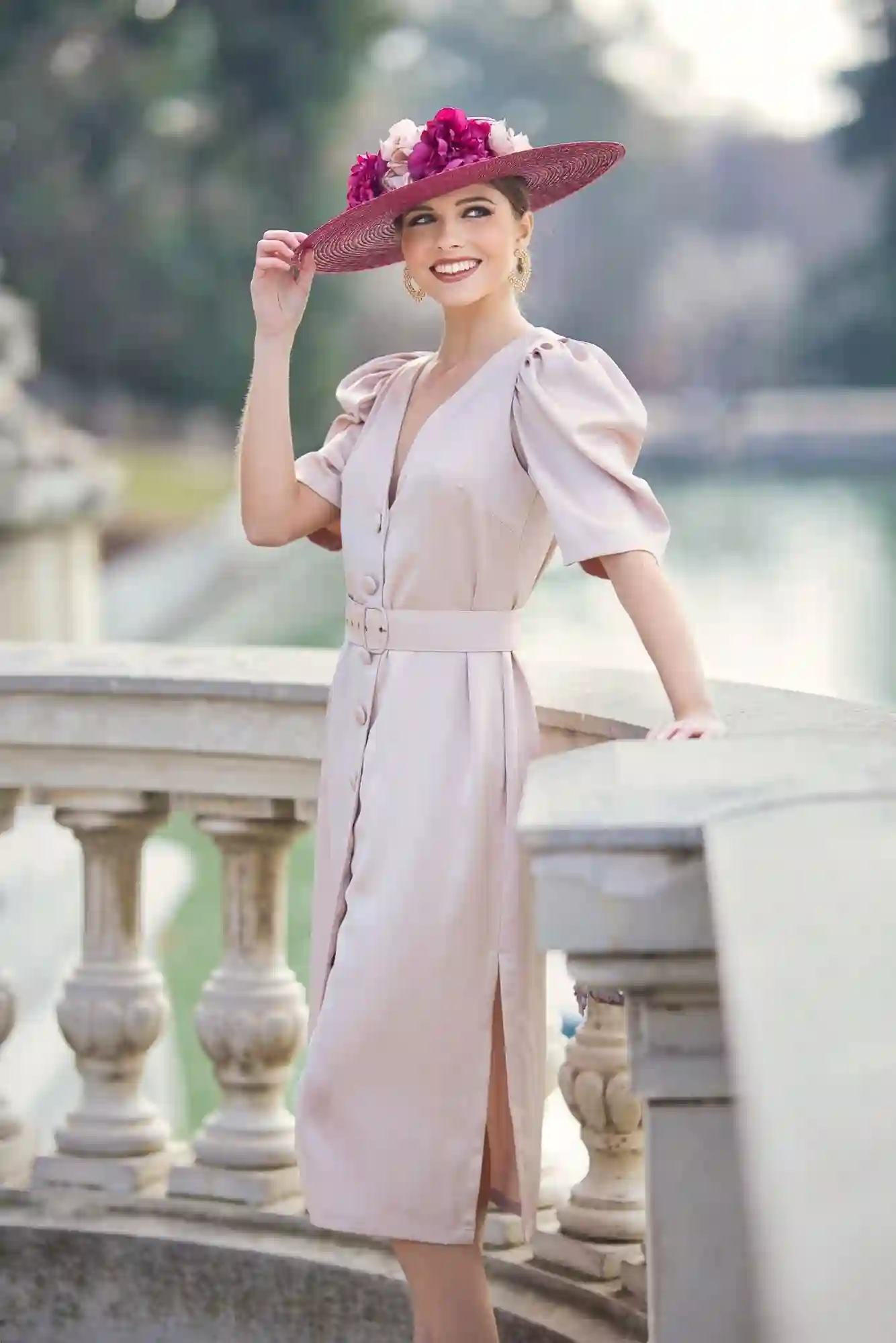 Vestido midi de raso con escote en pico y manga abullonada
