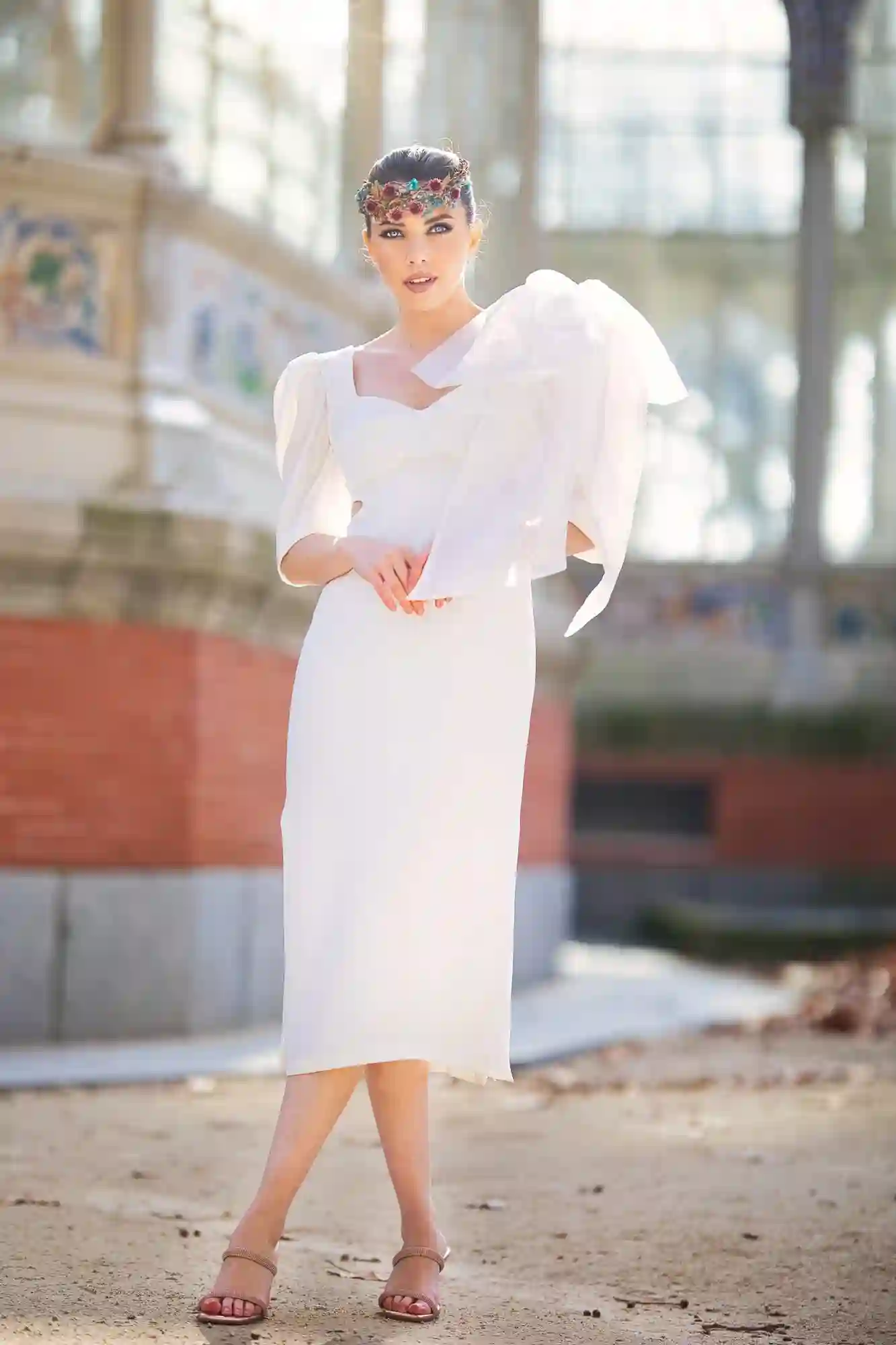 Vestido midi con cut-out y detalle maxi lazo blanco