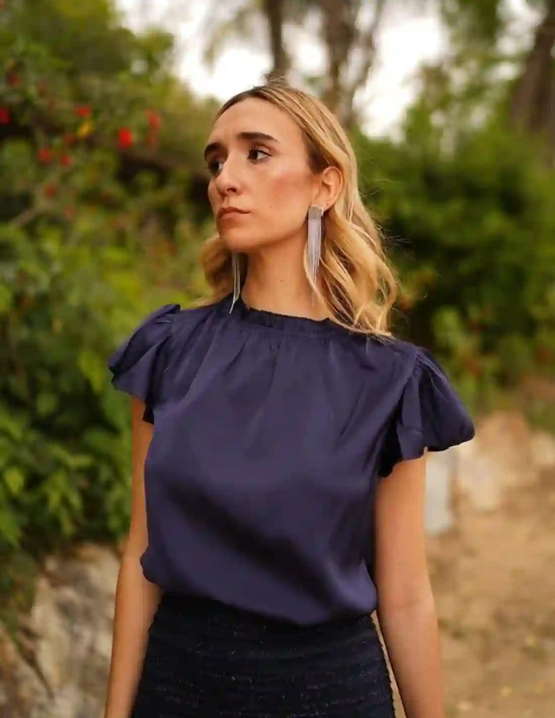 Blusa marino de manga corta y volantes