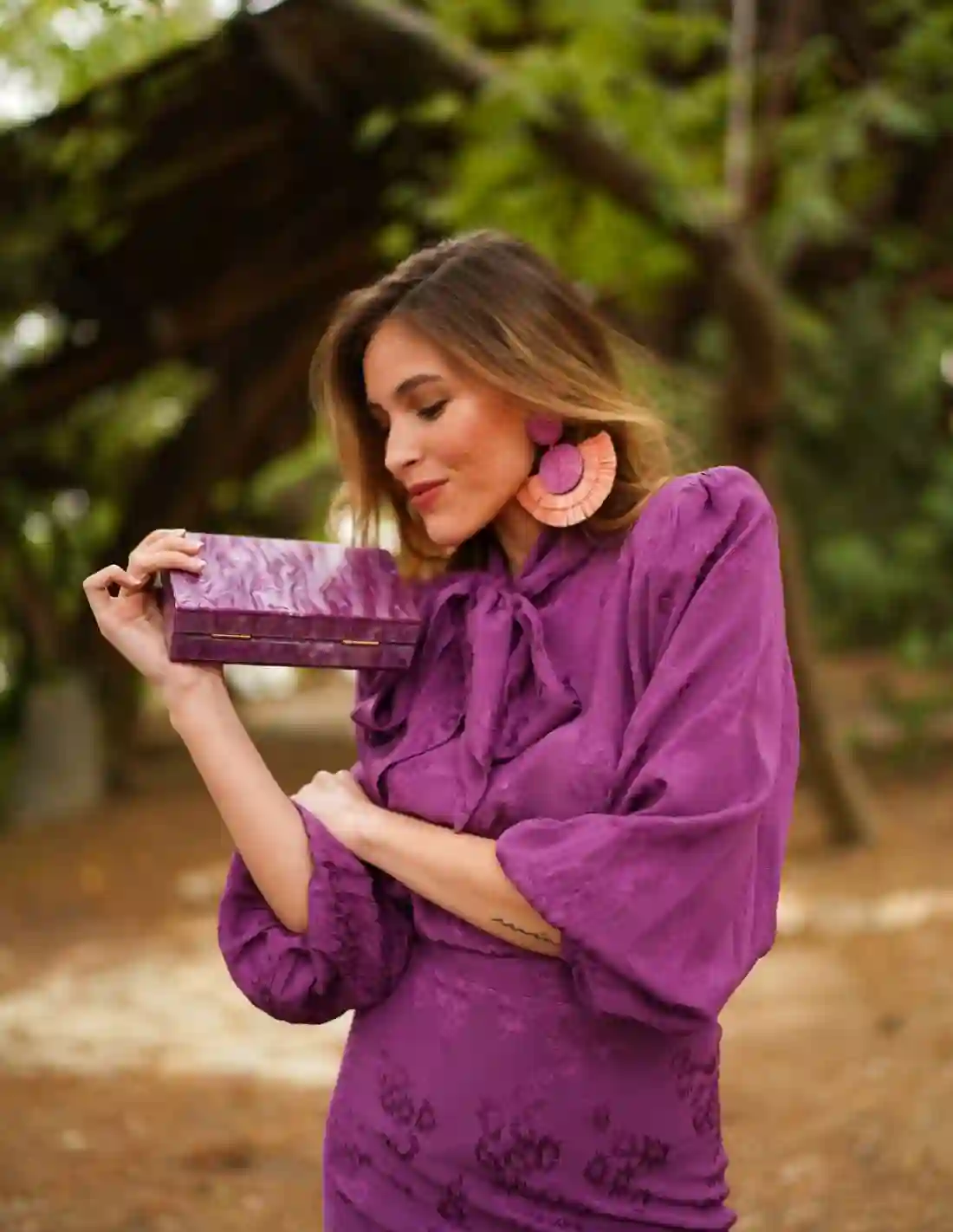 Blusa morada con hombreras y lazada