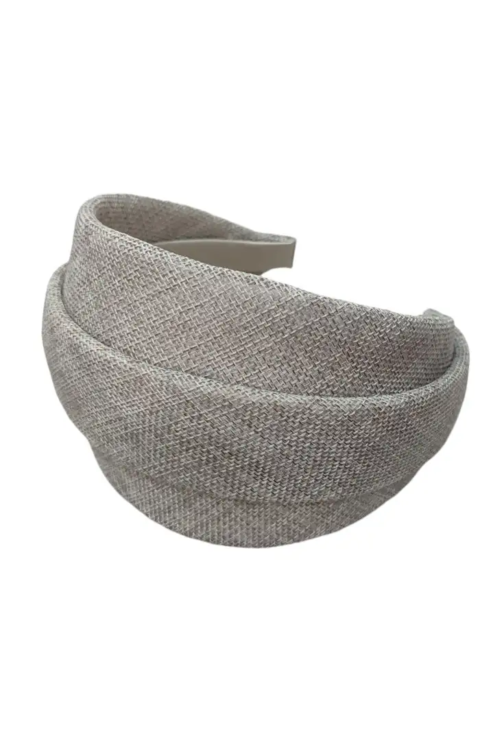 Diadema de invitada artesanal en rafia gris piedra