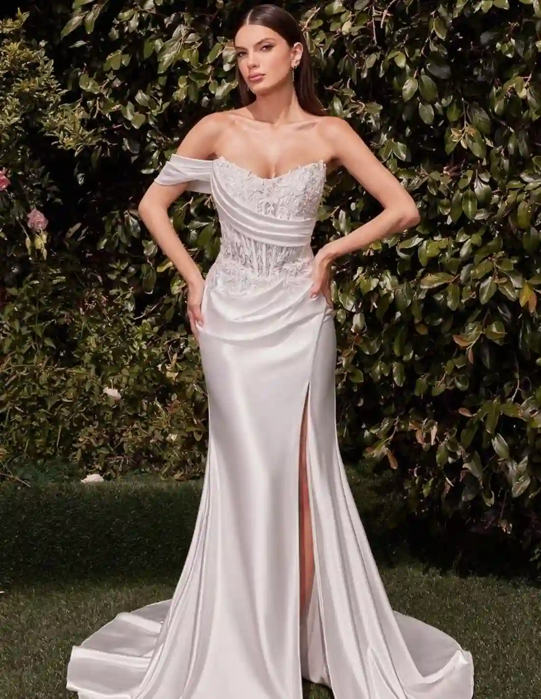 Satin wedding dress with lace and shoulder discovered