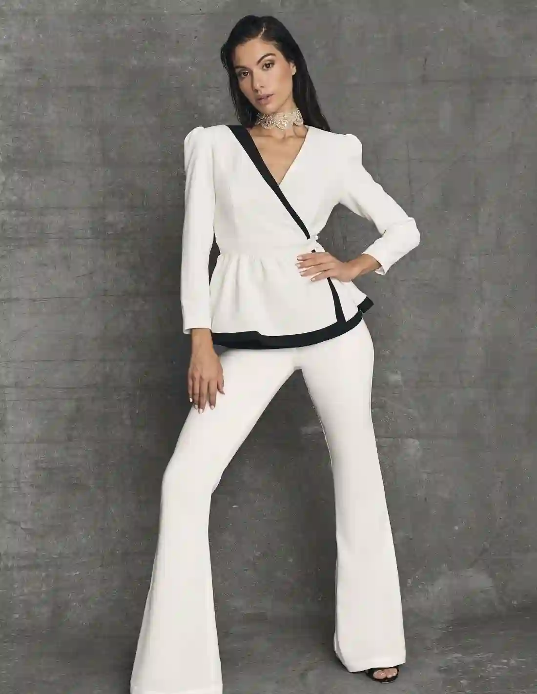 Pants with a chipped cut and high white shot