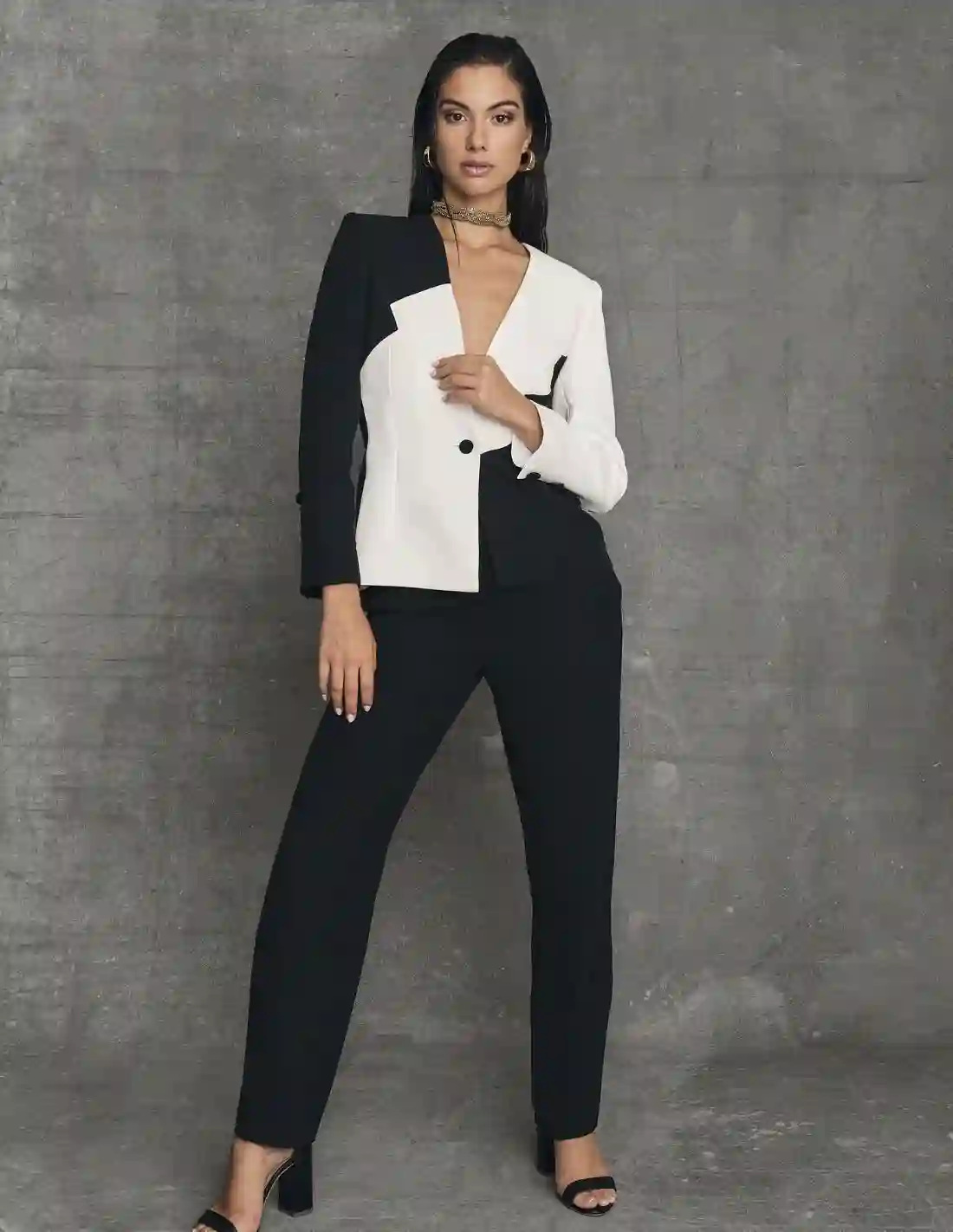 Pants with straight cut in black color