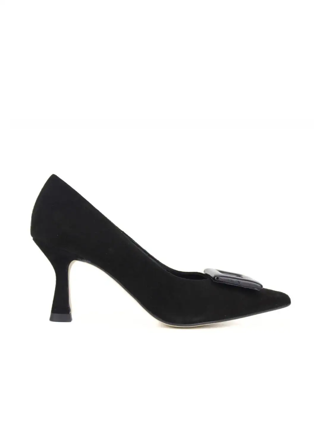 Zapato de tacón negro de ante con detalle de hebilla