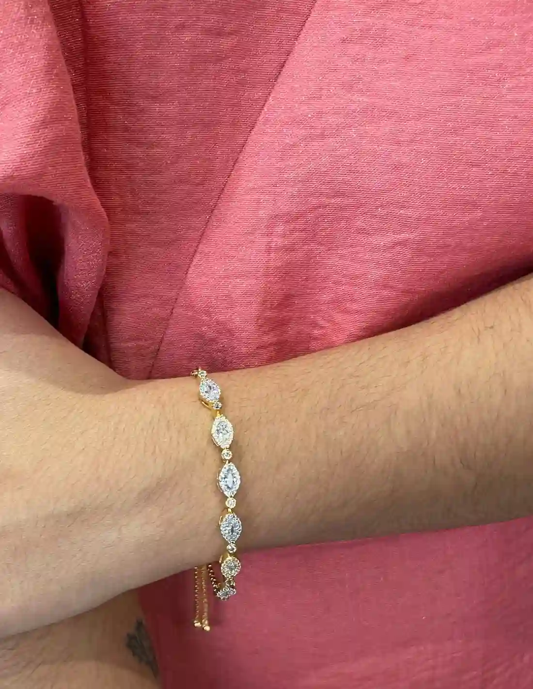 Pulsera ajustable dorada de circonitas